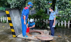 Lực lượng QLTT Hà Nội kiểm tra bồn chứa xăng của các cây xăng báo "hết hàng". Ảnh: Cục QLTT Hà Nội