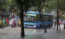 Hà Nội mưa trắng trời giờ đi làm, nhiều tuyến đường ngập, tắc