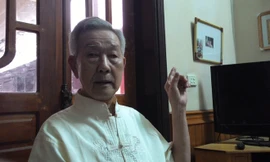 Cụ Hà Thể Mậu kể lại câu chuyện về lần đầu tiên lá cờ đỏ sao vàng tung bay trên núi Nghĩa Lĩnh vào ngày Giỗ Tổ.