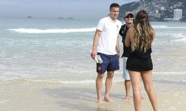 Van Persie vui vẻ chụp ảnh tại bãi biển trước khi vụ tai nạn xảy ra.