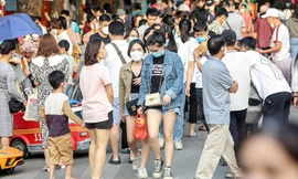 Phố đi bộ hồ Hoàn Kiếm thu hút du khách với nhiều chương trình hấp dẫn. Ảnh: Duy Phạm