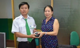 Đại diễn hãng xe taxi trao trả số tài sản cho chị Diệu.