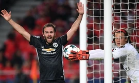 Mourinho bắt bài thủ môn Benfica từ trước trận