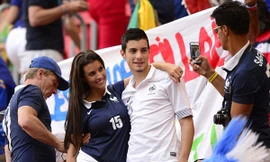 Vẻ quyến rũ ‘chết người’ của vợ xinh Sagna