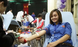Sinh viên Vũ Thu Thủy là một trong những người đầu tiên hiến máu trong Chủ Nhật Đỏ 2014 tại Thái Nguyên. 
