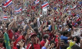CĐV Costa Rica phát cuồng với chiến thắng lịch sử