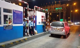 Mục kích BOT Cai Lậy nghỉ ngày, thu phí... đêm