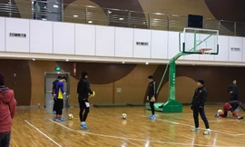 Mưa tuyết phủ kín, U23 Việt Nam luyện binh trong sân... cầu lông