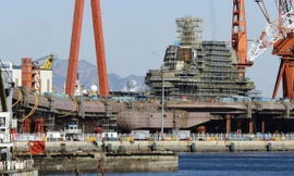 Hình ảnh chụp tàu sân bay Trung Quốc trên báo Nhật. Ảnh: Kyodo News. 