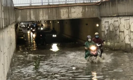 Ngập nước tại hầm chui trước bến xe Miền Đông mới. Ảnh: H.H