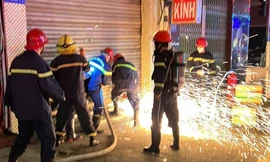 Phá cửa cuốn đang cháy, giải cứu 7 người mắc kẹt trong thẩm mỹ viện tại TPHCM