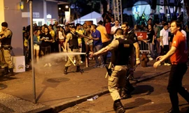 Cảnh sát Brazil trấn áp những kẻ quá khích sau trận Đức-Brazil.