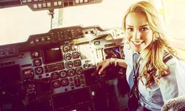 Nữ phi công xinh đẹp than 'ế' vì Ronaldo