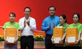 Chủ tịch nước Võ Văn Thưởng tặng quà người lao động