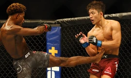 Dùng bàng long cước, võ sĩ MMA đá cao thủ người Nhật ngã ngồi 