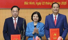 Phó Bí thư Thường trực Tỉnh ủy, Chủ tịch HĐND tỉnh Bắc Ninh Nguyễn Hương Giang trao quyết định cho ông Lương Duy Thiệu và ông Nguyễn Văn Tuyên.