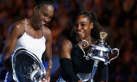 Chị em nhà Williams tươi cười khi nhận thưởng. Đây là lần đầu họ chạm trán nhau ở chung kết Grand Slam tính từ Wimbledon 2008. Ảnh: Reuters.