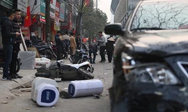 Ôtô Camry tông liên hoàn năm xe trên phố Hà Nội