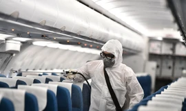 Đoàn công tác Bộ Kế hoạch và Đầu tư ngồi xa hàng ghế bệnh nhân số 17