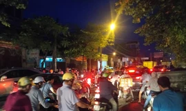 Hà Nội: Ùn tắc kinh hoàng trên đường Tam Trinh