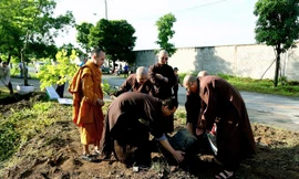 TPHCM: Nhiều cơ sở Phật giáo nói không với túi nilong, đốt vàng mã