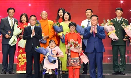 Chủ tịch nước Võ văn Thưởng, Trưởng Ban Tuyên giáo Trung ương Nguyễn Trọng Nghĩa chúc mừng các điển hình trong học tập và làm theo tư tưởng, đạo đức, phong cách Hồ Chí Minh năm 2023