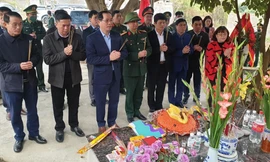 Dâng hương, dâng hoa tưởng nhớ cán bộ, chiến sĩ tử nạn trong pháo đài Đồng Đăng Ảnh: Duy Chiến