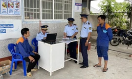 Lực lượng quản lý thị trường làm việc với chủ cây xăng ở Cà Mau 