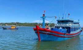 Tàu cá QNg 90962 TS trở về cảng Sa Kỳ vào sáng ngày 17/9.