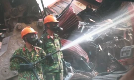 Mục kích bộ đội Hóa học tổng lực tiêu độc nhà kho Rạng Đông