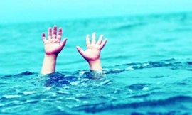 Hai anh em tử vong dưới hố nước bên quốc lộ