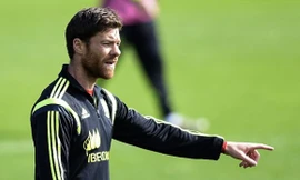 Diego Costa miệt mài... tẩy lông cho Xabi Alonso
