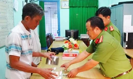 Ông Ba đã nhận được hơn 2,7 tỷ đồng thu hồi từ hai vé số trúng độc đắc. Ảnh: Công an Long An.