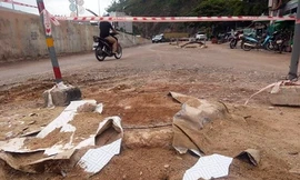 Hố công trình được đậy lại bằng nắp sắt sau khi bé trai bị rơi xuống.