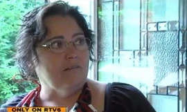 Góa phụ mở cửa để chờ chim rỉa xác chồng