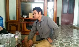 Nguyễn Văn Tuấn tại thời điểm đoàn thanh tra của sở y tế đến làm việc. Ảnh: Zing