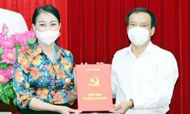 Bí thư Tỉnh ủy Vĩnh Phúc Hoàng Thị Thúy Lan trao quyết định cho ông Lương Đức Minh 