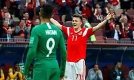 Chỉ Saudi Arabia (áo xanh) còn có thể biến nụ cười của Golovin thành cái mếu và cái dang tay chiến thắng của anh thành giơ tay đầu hàng.