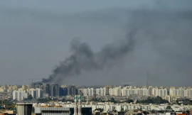 Khói bốc lên trong vụ tấn công tại sân bay quốc tế ở Tripoli, ngày 13/7.