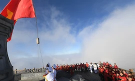 Hào quang xuất hiện khi U23 Việt Nam làm lễ thượng cờ trên đỉnh Fansipan