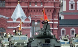 Phương tiện chiến đấu trong lễ duyệt binh mừng Ngày Chiến thắng trên Quảng trường Đỏ. Ảnh: RT 