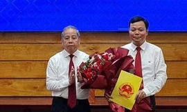 Ông Mai Bá Phúc (bìa phải) được bổ nhiệm chức Giám đốc Sở TN&MT tỉnh TT-Huế. Ảnh: Thái Bường