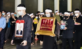 Anh Nguyễn Anh Tuấn, Ủy viên T.Ư Đảng, Bí thư thứ nhất T.Ư Đoàn làm trưởng đoàn đã đến viếng ông Tạ Quang Chiến. Ảnh: Bảo Anh