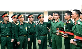  Trung tướng Nguyễn Quốc Khánh kiểm tra việc cắt tóc tại Lữ đoàn 144 (Bộ Tổng tham mưu).