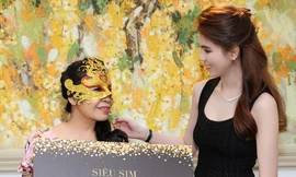 Ngọc Trinh và người thắng cuộc trong phiên đấu giá đầu tiên.