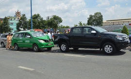 Va chạm liên hoàn trên cầu, xe taxi nát bét đầu