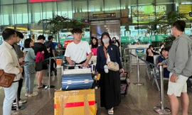 Cảnh tượng trái ngược ở sân bay Tân Sơn Nhất mùng 4 Tết 