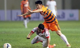  Việc The Vissai Ninh Bình tuyên bố giải thể lúc này đẩy Văn Quyến vào một hoàn cảnh khó khăn, khi ít có khả năng tìm được một CLB mới. 