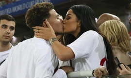 Thắng 'vỡ tim' Colombia, tuyển thủ Anh được bồ xinh thưởng nóng