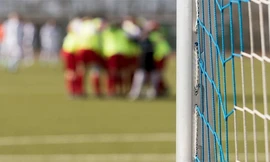 Thủ môn 12 tuổi tử nạn vì bị sút bóng vào ngực